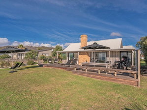 Absolute Beachfront Matarangi - Matarangi Holiday Home