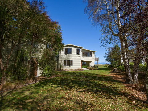 Absolute Waterfront With WiFi - Five Mile Bay Holiday Home - Accommodation New Zealand 3