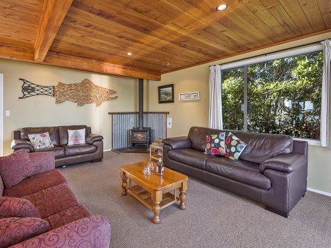 Absolute Waterfront With WiFi - Five Mile Bay Holiday Home - Accommodation New Zealand 2