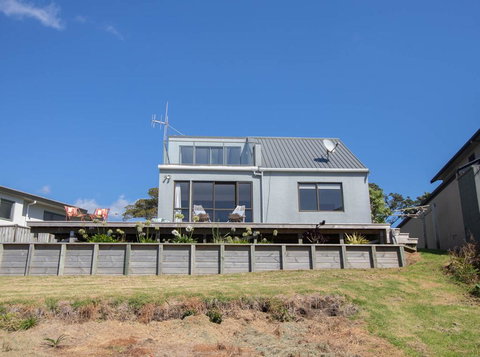 AQUA VISTA ON ARDEN - STUNNING OCEAN VIEWS - Accommodation New Zealand 3