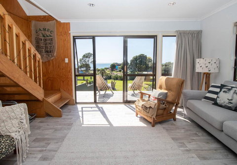 AQUA VISTA ON ARDEN - STUNNING OCEAN VIEWS - Accommodation New Zealand 0