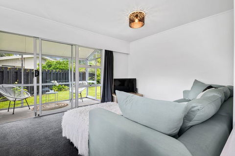 Archie's Beach Bach - Orewa Holiday Home - Accommodation New Zealand 2