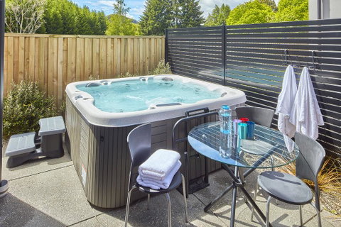 Arthurs Point Retreat - With Hot Tub - Accommodation New Zealand 0