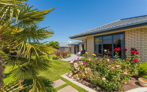 Award Winning Garden & Superb Home - Aidanfield Gardens Bellissimo - Accommodation New Zealand 2