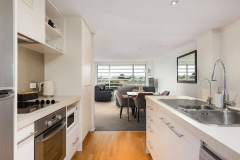 Awesome Downtown Location - Park The Car And Walk To Everything ! - Accommodation New Zealand 2