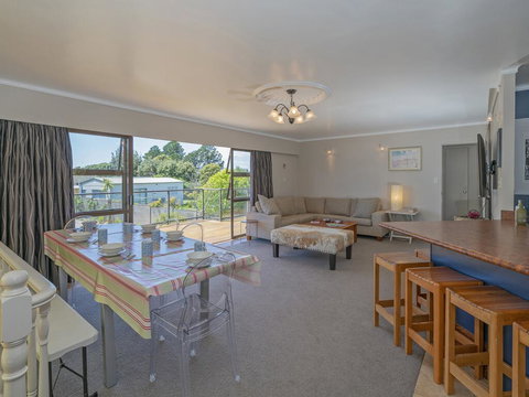 Bach On Boulevard - Pauanui Holiday Home - Accommodation New Zealand 2
