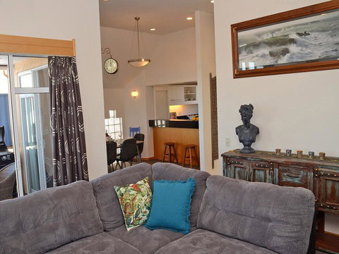 Barrons On The Beach - Napier Holiday Home - Accommodation New Zealand 3