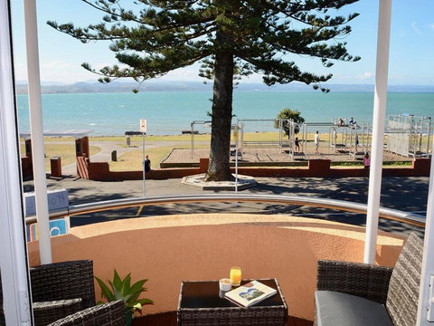 Barrons On The Beach - Napier Holiday Home - Accommodation New Zealand 0