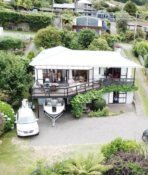 Bay Views - Acacia Bay - Accommodation New Zealand 3