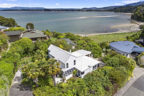 BEACH FRONT:Palms-on-the-beach.KAITERITERI. - Accommodation New Zealand 0