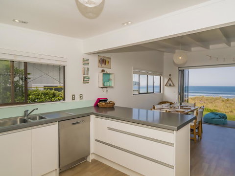 Beachfront Beauty - Whangamata - Accommodation New Zealand 3