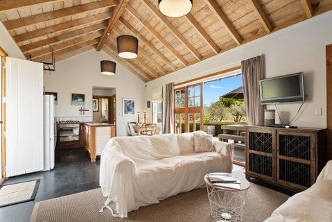 Black Cottage - Blenheim Holiday Home - Accommodation New Zealand 1