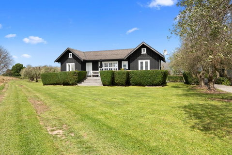 Black Cottage - Blenheim Holiday Home - Accommodation New Zealand 0