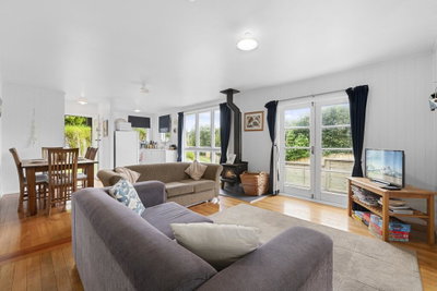 Blue Breeze - Waikanae Beach Holiday Home