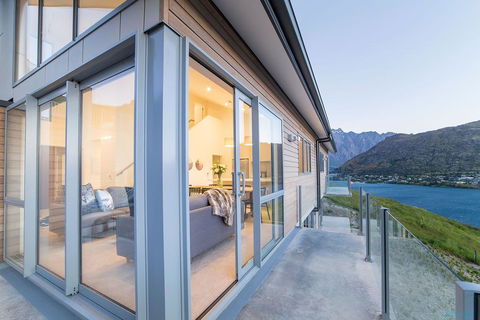 Bluewater Queenstown - Stunning Lake Views - Accommodation New Zealand 0