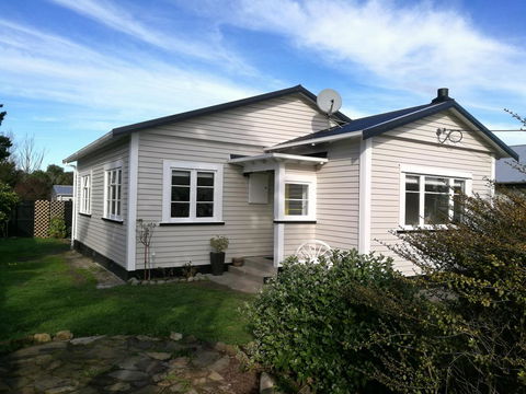 Booktown Cottage - Accommodation New Zealand 0