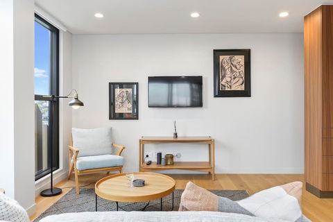 Brand New Modern And Vibrant Living On K'rd - Accommodation New Zealand 2