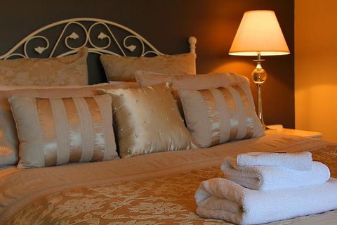 Cambridge Coach House - Accommodation New Zealand 0