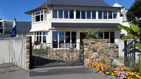 Cave Rock Guest House - Accommodation New Zealand 0