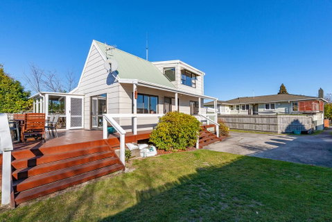 Central By The Lake With Hot Tub - Taupo Holiday Home - Accommodation New Zealand 0