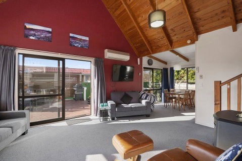 Central By The Lake With Hot Tub - Taupo Holiday Home - Accommodation New Zealand 3