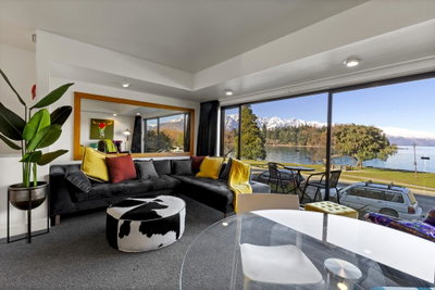 CENTRAL LAKEFRONT APARTMENT