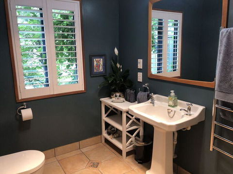 Central Wanaka | Lake & Mtn Views | Well Appointed - Accommodation New Zealand 2