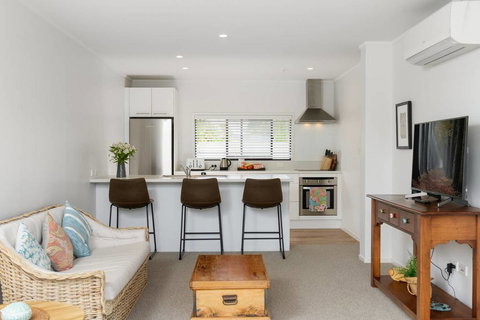 Centrally Located- Modern Sunny Townhouse - Accommodation New Zealand 2