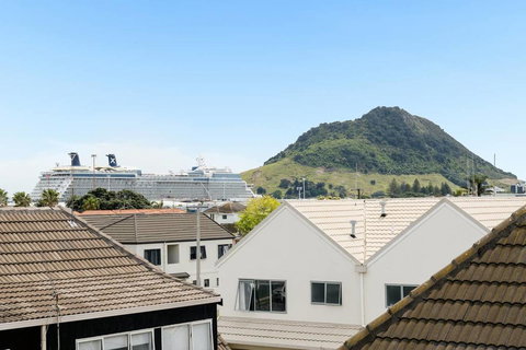 Centrally Located- Modern Sunny Townhouse - Accommodation New Zealand 3