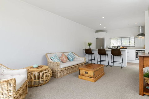 Centrally Located- Modern Sunny Townhouse - Accommodation New Zealand 1