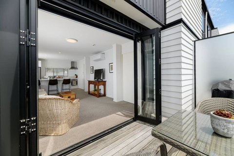 Centrally Located- Modern Sunny Townhouse - Accommodation New Zealand 0