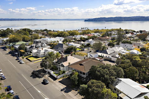 Charming Herne Bay, 1 Minute To Bus Stop - Accommodation New Zealand 1