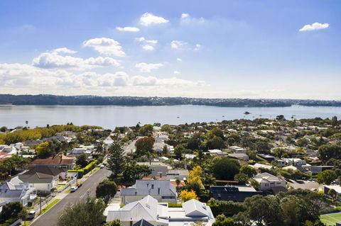 Charming Herne Bay, 1 Minute To Bus Stop - Accommodation New Zealand 2