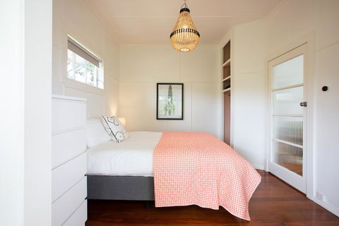 Classic Bach With Sea Views By Cable Bay - Accommodation New Zealand 3