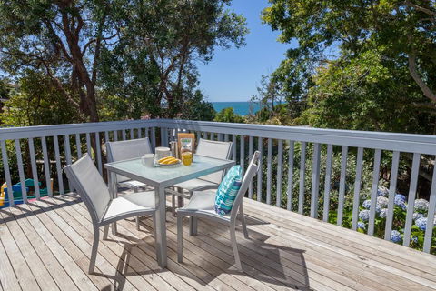 Classic Bach With Sea Views By Cable Bay - Accommodation New Zealand 2