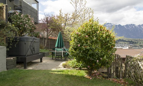 Cosy: Shared Spa Pool And Walk To Town - Accommodation New Zealand 2