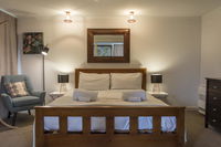 Cosy shared spa pool and walk to town