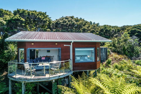 CrossTrees Chalet - Seaviews - Waiheke Island Holiday Unit - Accommodation New Zealand 1