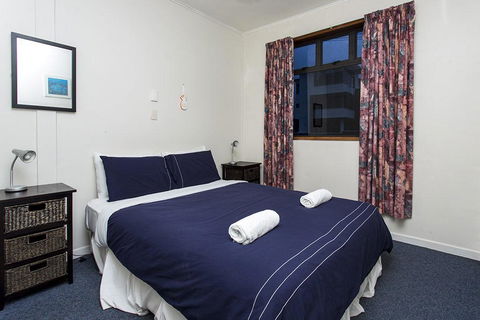 DOLLY KIWI ICONIC BACH IN PRIME LOCATION - Accommodation New Zealand 1