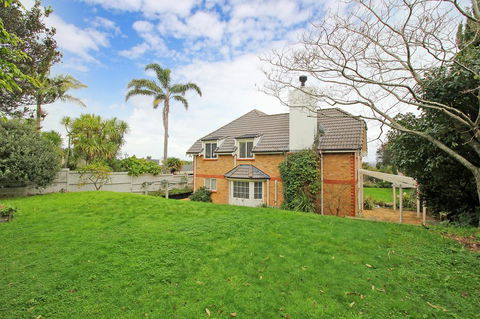 EXECUTIVE House With 1300sq Garden, Near SHOPPING - Accommodation New Zealand 2