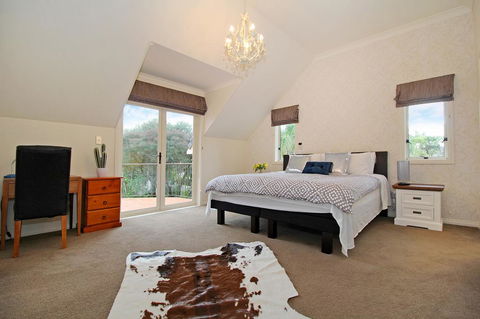 EXECUTIVE House With 1300sq Garden, Near SHOPPING - Accommodation New Zealand 3