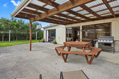 Family Friendly Beach House - Papamoa Holiday Home