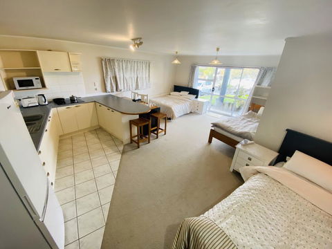 Family Room Private Entrance And Bathroom Kitchen101 - Accommodation New Zealand 3