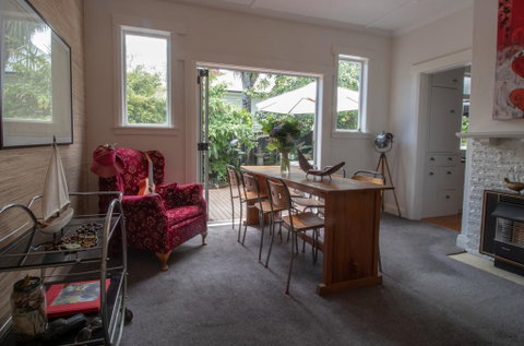 FLAMINGO EIGHT - TROPICAL BUNGALOW - Accommodation New Zealand 1