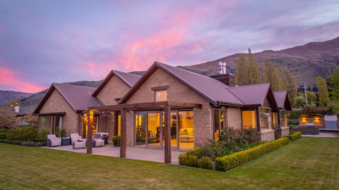Galloway Terrace - Sleeps 8 - Mountain Views - Spacious & Welcoming - Accommodation New Zealand 2