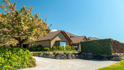 Galloway Terrace - Sleeps 8 - Mountain Views - Spacious & Welcoming - Accommodation New Zealand 1