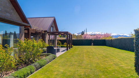 Galloway Terrace - Sleeps 8 - Mountain Views - Spacious & Welcoming - Accommodation New Zealand 0