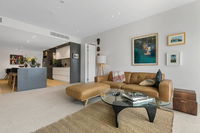 Gorgeous 2 BR Apt- Great Location