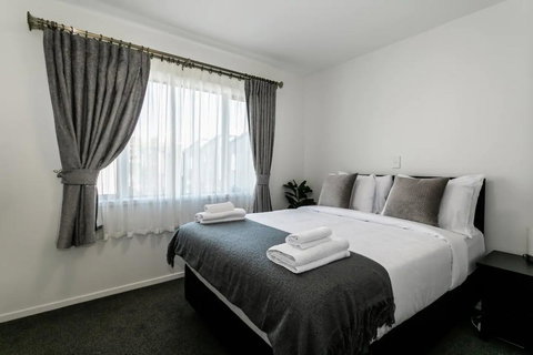 Gorgeous 3 Bedroom Townhouse With Car Park - Accommodation New Zealand 3
