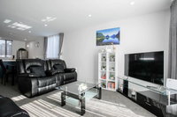 Gorgeous 3 Bedroom Townhouse with Car Park
